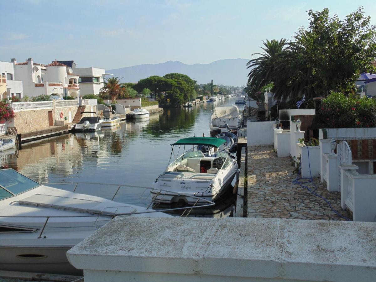 Brisa De Mar Apartment เอมปูเรียบราบา ภายนอก รูปภาพ
